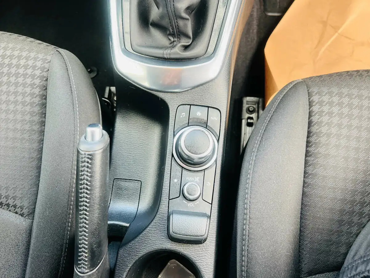 2019-mazda-mazda2-15-se-l-nav-big-11