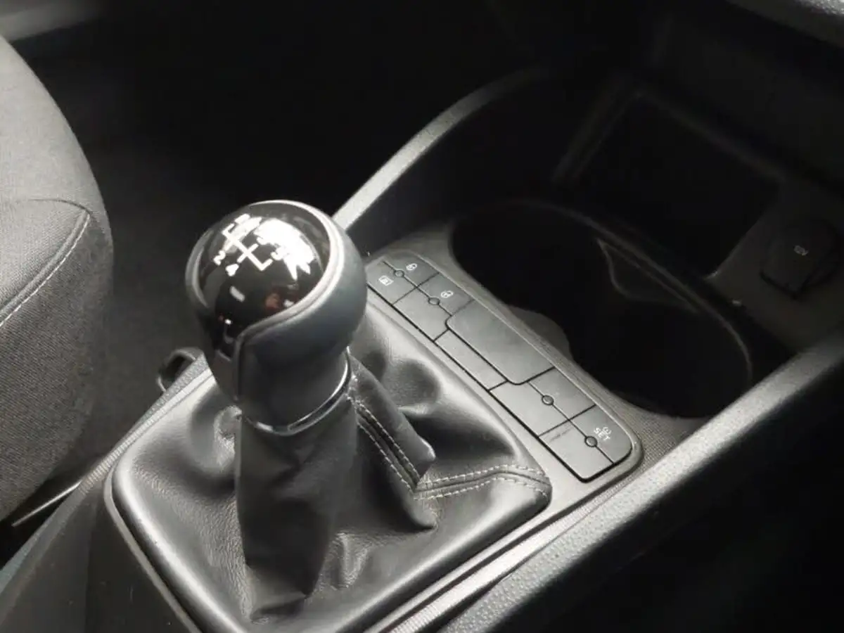2015-seat-ibiza-14-toca-hatchback-5d-big-16