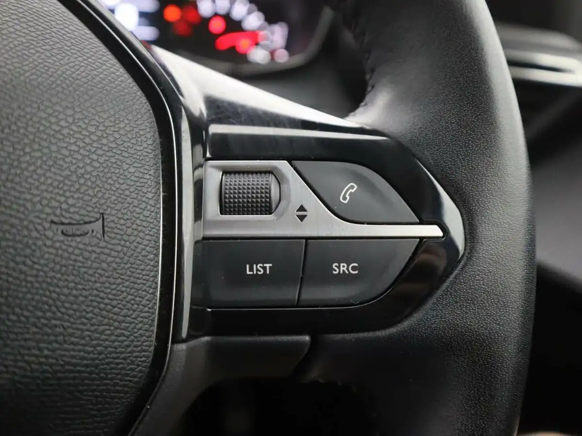 2020-peugeot-208-12-puretech-allure-100bhp-big-32