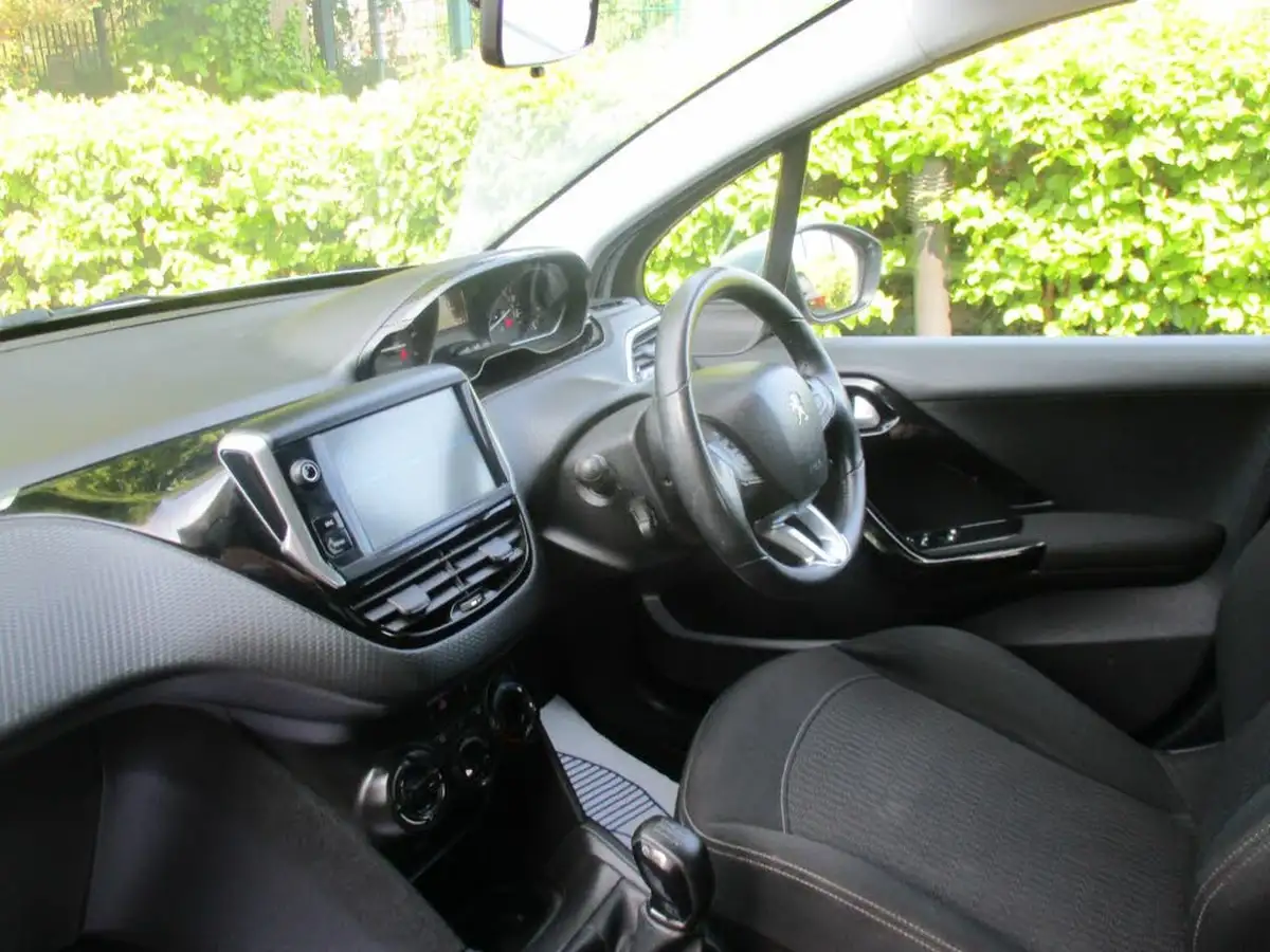 2017-peugeot-208-12-puretech-active-82bhp-5d-big-29