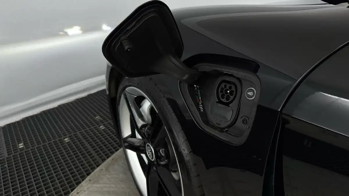 2020-porsche-taycan-e-turbo-big-27
