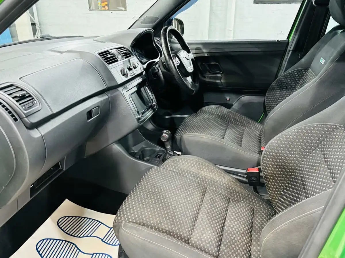 2012-skoda-fabia-14-vrs-estate-big-23