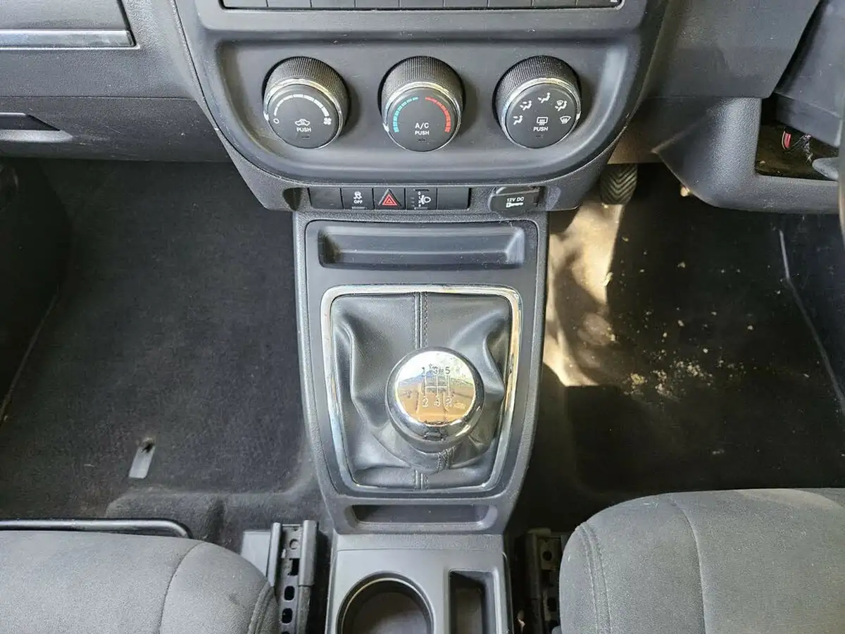 2012-jeep-compass-20-sport-big-14