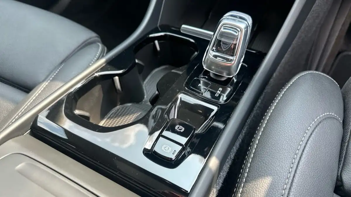 2024-volvo-xc40-20-b4-ultra-bright-big-37