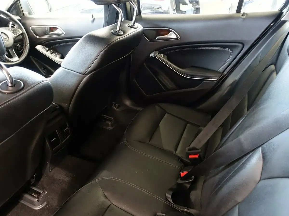 2017-mercedes-benz-gla-class-16-gla-200-sport-big-17