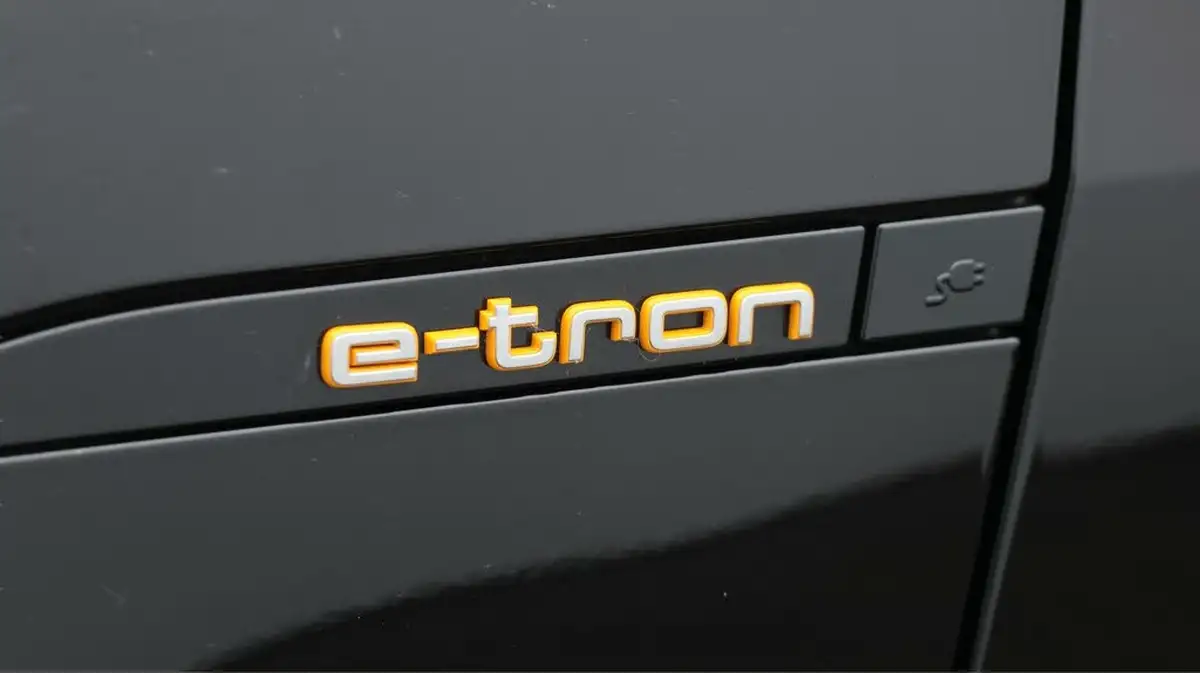 2022-audi-e-tron-50e-technik-sportback-big-20
