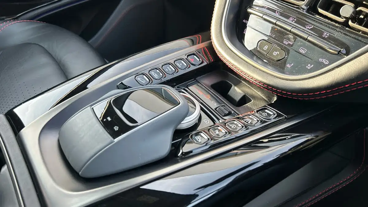 2021-aston-martin-dbx-40-v8-big-16