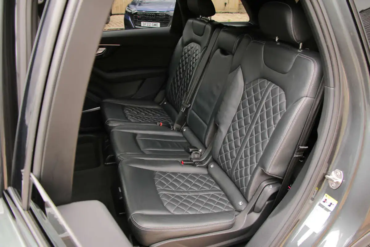 2022-audi-sq7-40-tfsi-black-edition-big-50