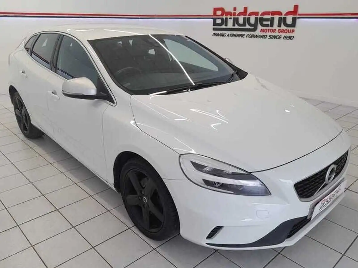 2019-volvo-v40-20-t2-r-design-big-0