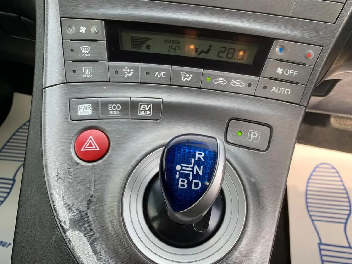 2012-toyota-prius-18-vvt-i-t3-1798cc-big-15