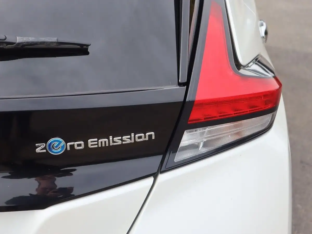 2019-nissan-leaf-e-tekna-big-18