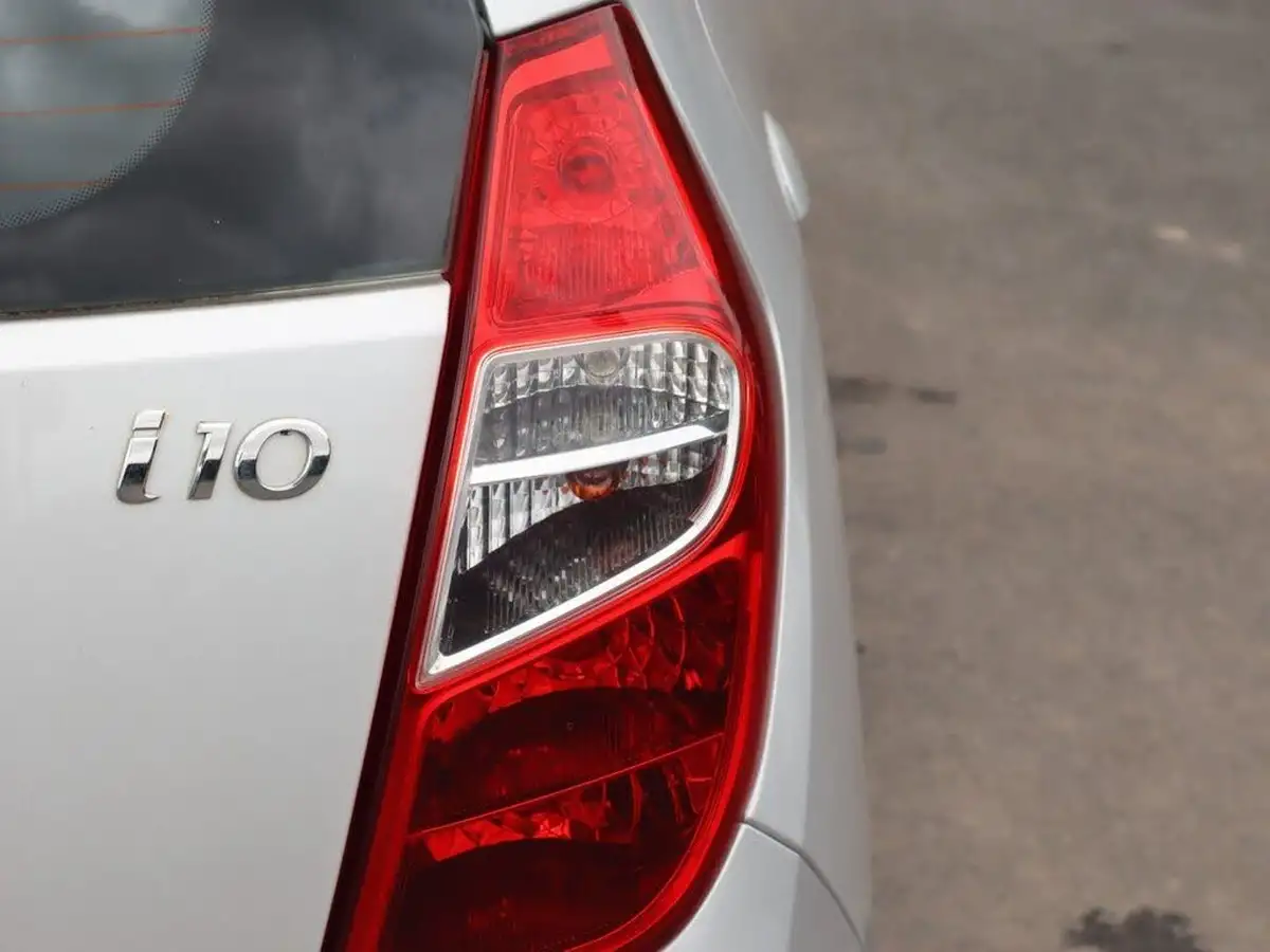 2012-hyundai-i10-12-style-85bhp-big-18