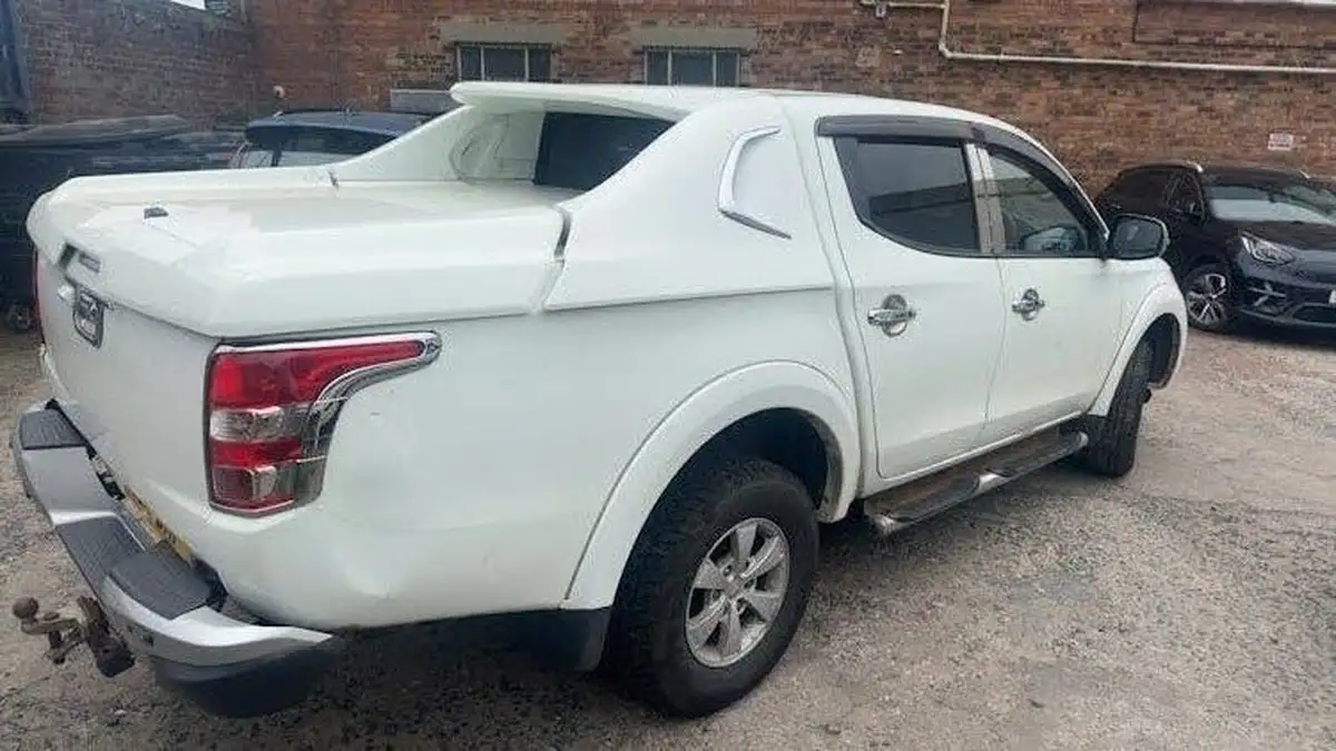 2016-mitsubishi-l200-24di-d-barbarian-auto-big-3