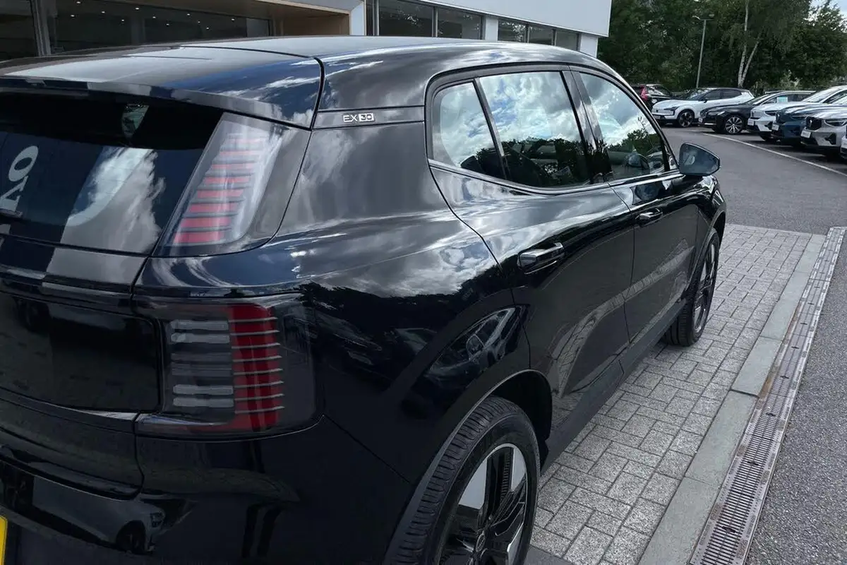 2025-volvo-ex30-e-core-single-motor-extended-range-big-13