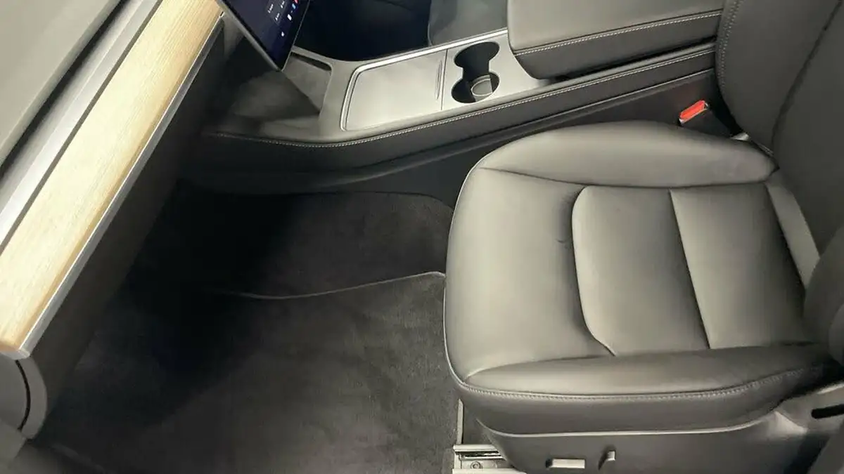 2022-tesla-model-y-e-long-range-big-16