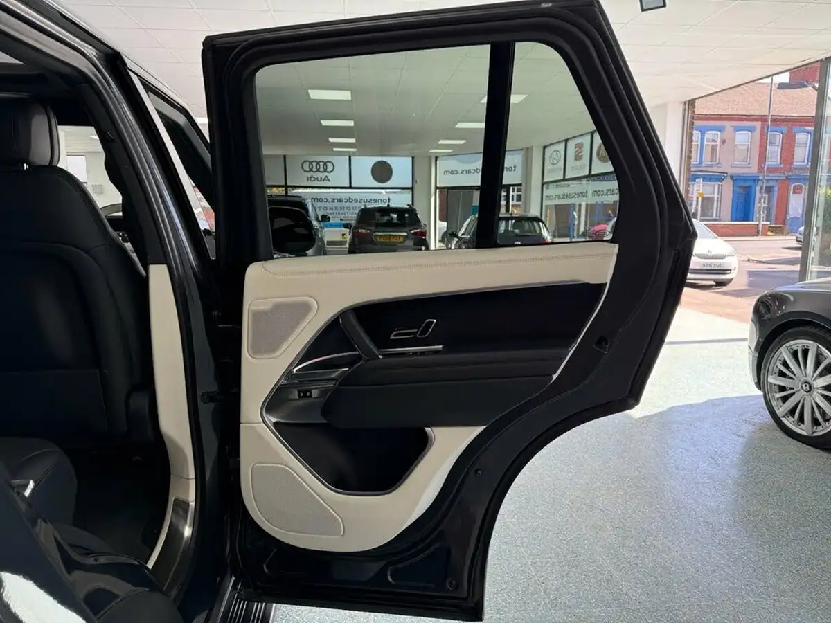 2022-land-rover-range-rover-30-d350-hse-big-19