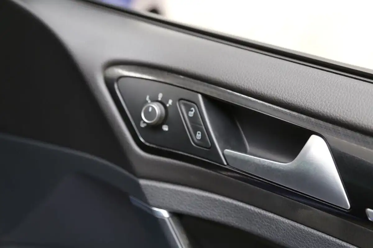 2015-volkswagen-golf-20-tsi-r-hatchback-5d-big-27
