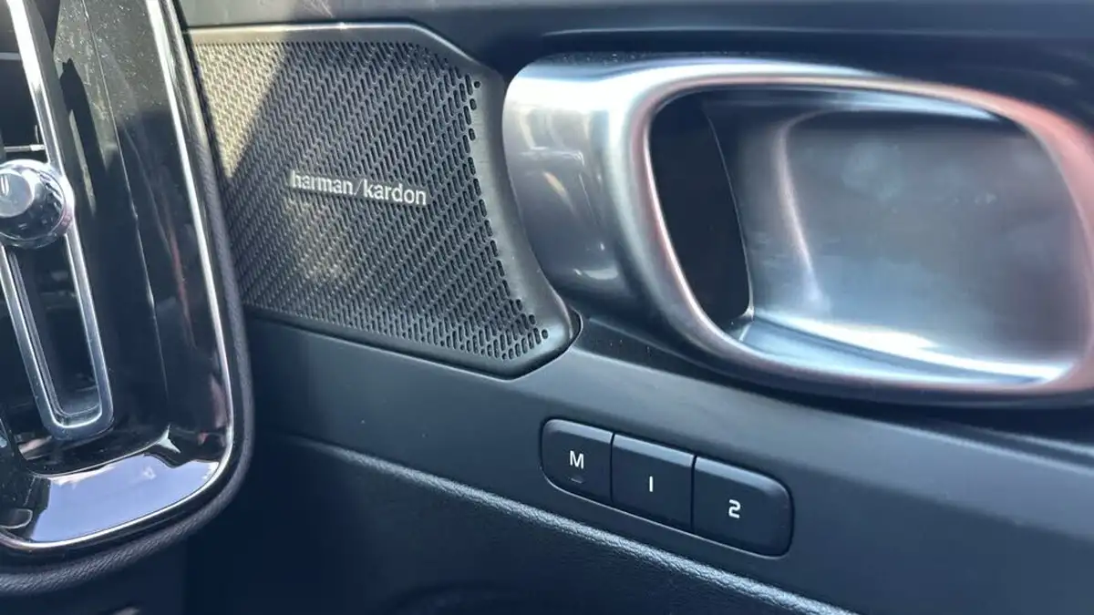 2025-volvo-ex40-e-ultra-black-edition-big-38