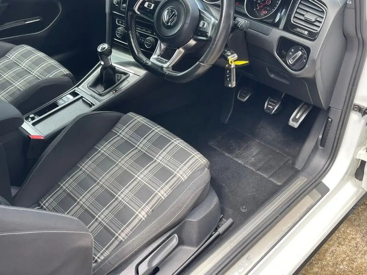 2014-volkswagen-golf-20tdi-gtd-3d-big-34