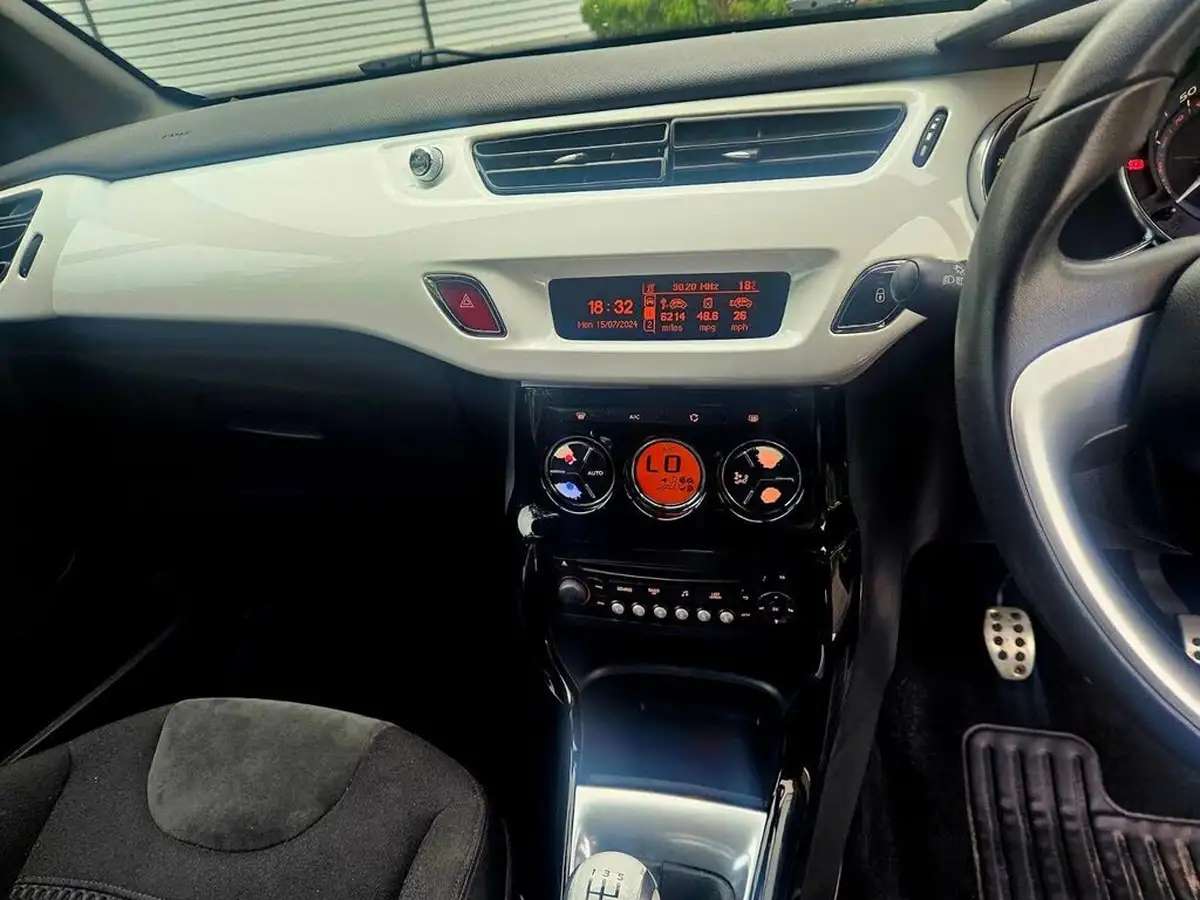 2015-citroen-ds3-12-dstyle-ice-big-20