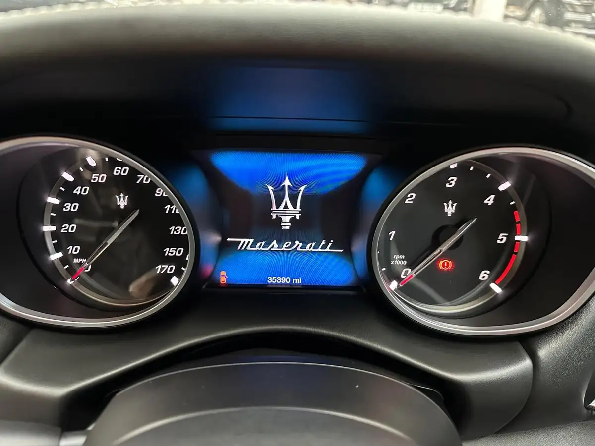 2017-maserati-levante-30td-4x4-no-trim-big-8