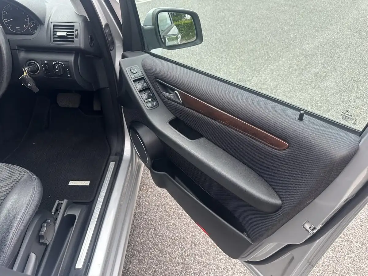 2011-mercedes-benz-a-class-15-a160-elegance-se-cvt-big-15