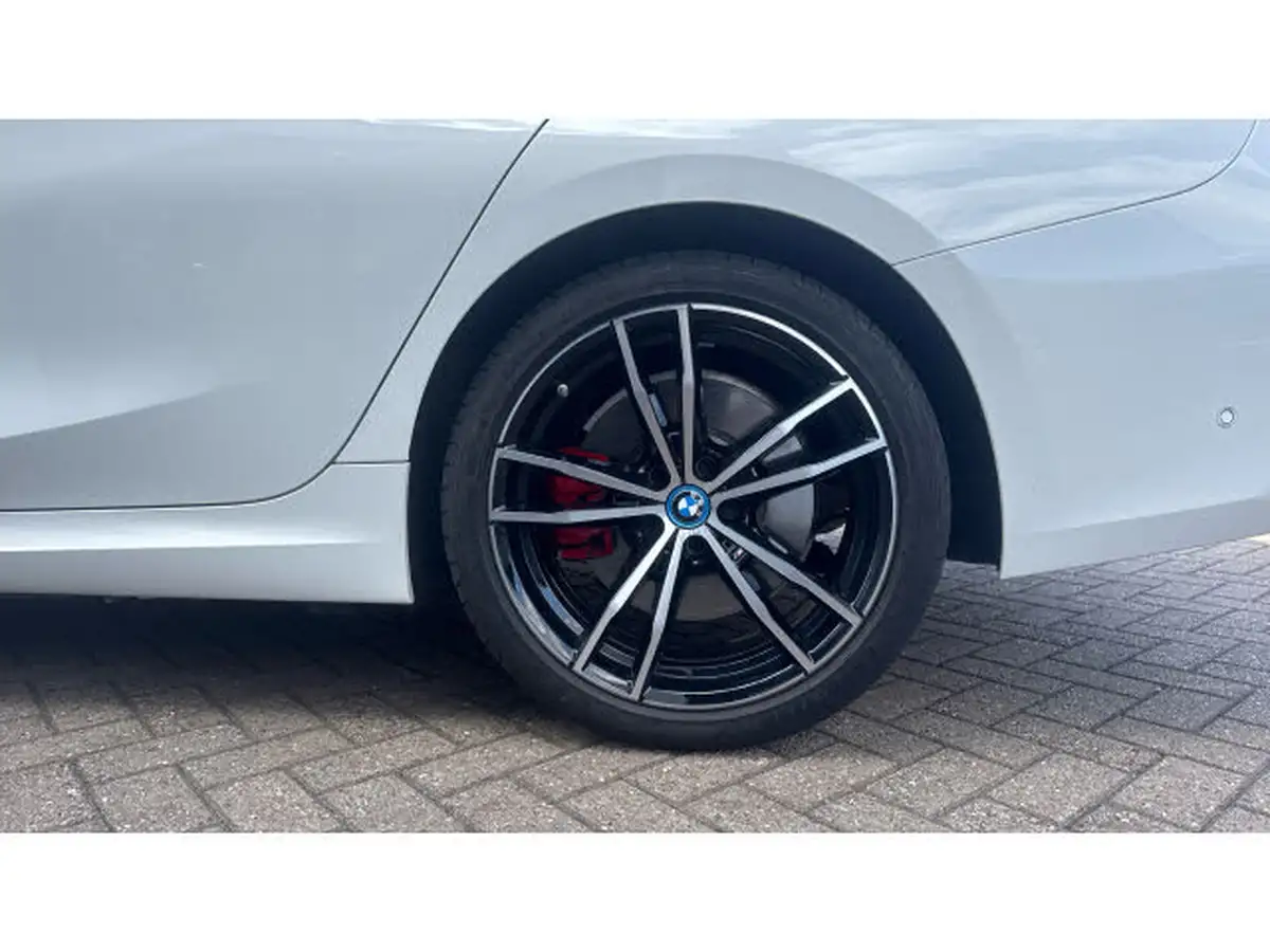 2024-bmw-3-series-20-330e-m-sport-touring-5d-big-40