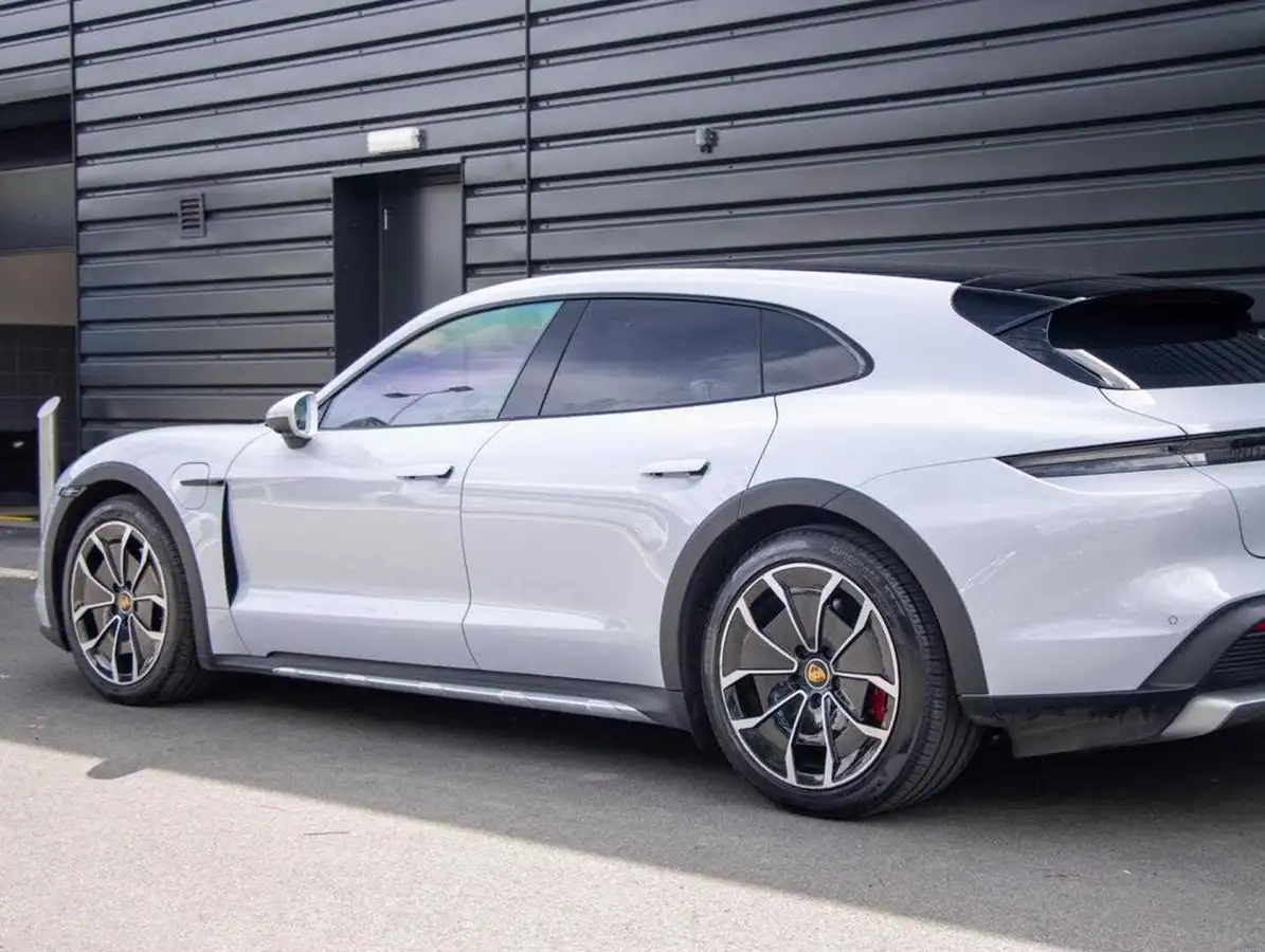 2023-porsche-taycan-e-4s-cross-turismo-big-19