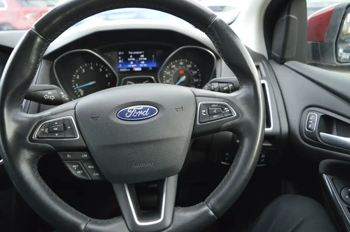 2017-ford-focus-15t-titanium-hatchback-auto-big-15