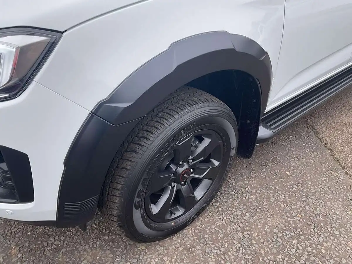 2025-isuzu-d-max-19td-v-cross-auto-big-11