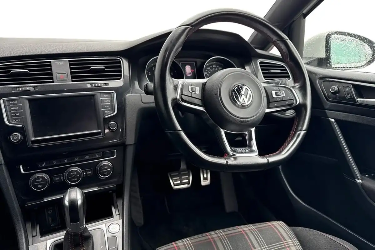 2016-volkswagen-golf-20-tsi-gti-220ps-hatchback-5d-dsg-big-17