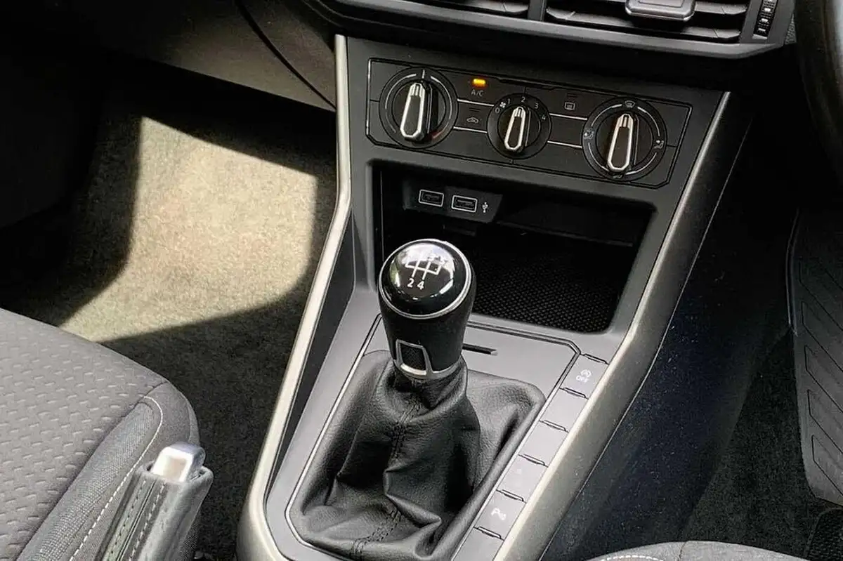 2018-volkswagen-polo-10-se-75ps-big-18