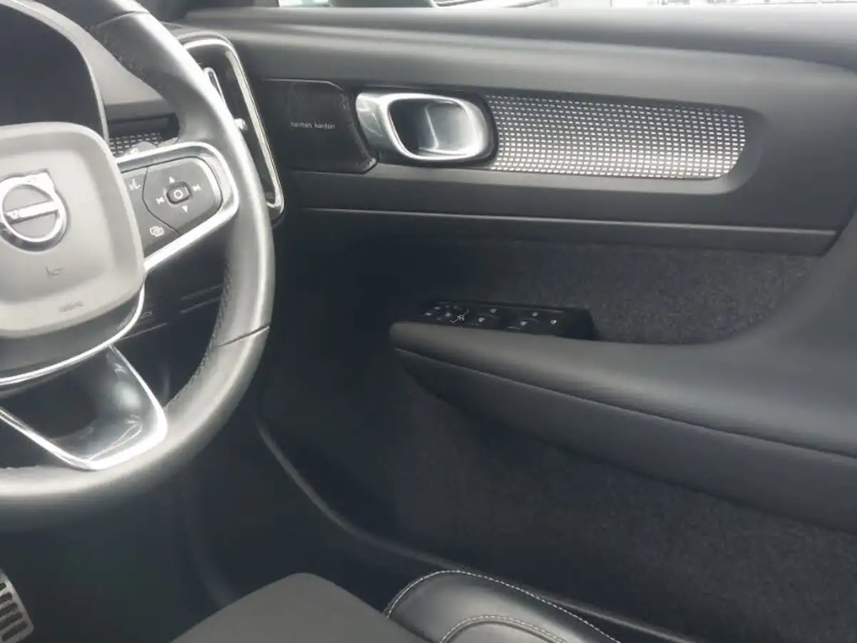 2022-volvo-xc40-15-t3-r-design-auto-big-9