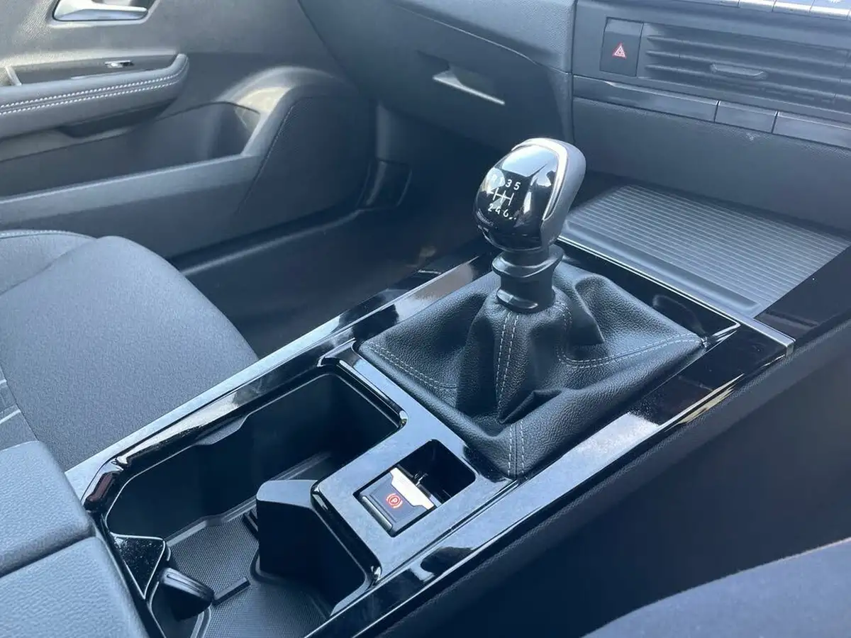 2023-vauxhall-astra-12-turbo-gs-hatchback-big-18