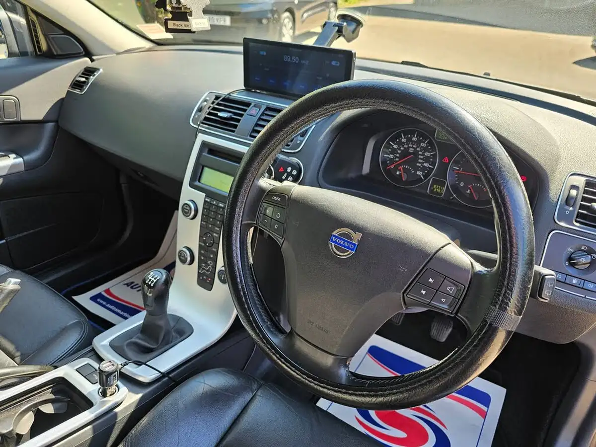 2011-volvo-c30-16td-se-lux-115bhp-big-9