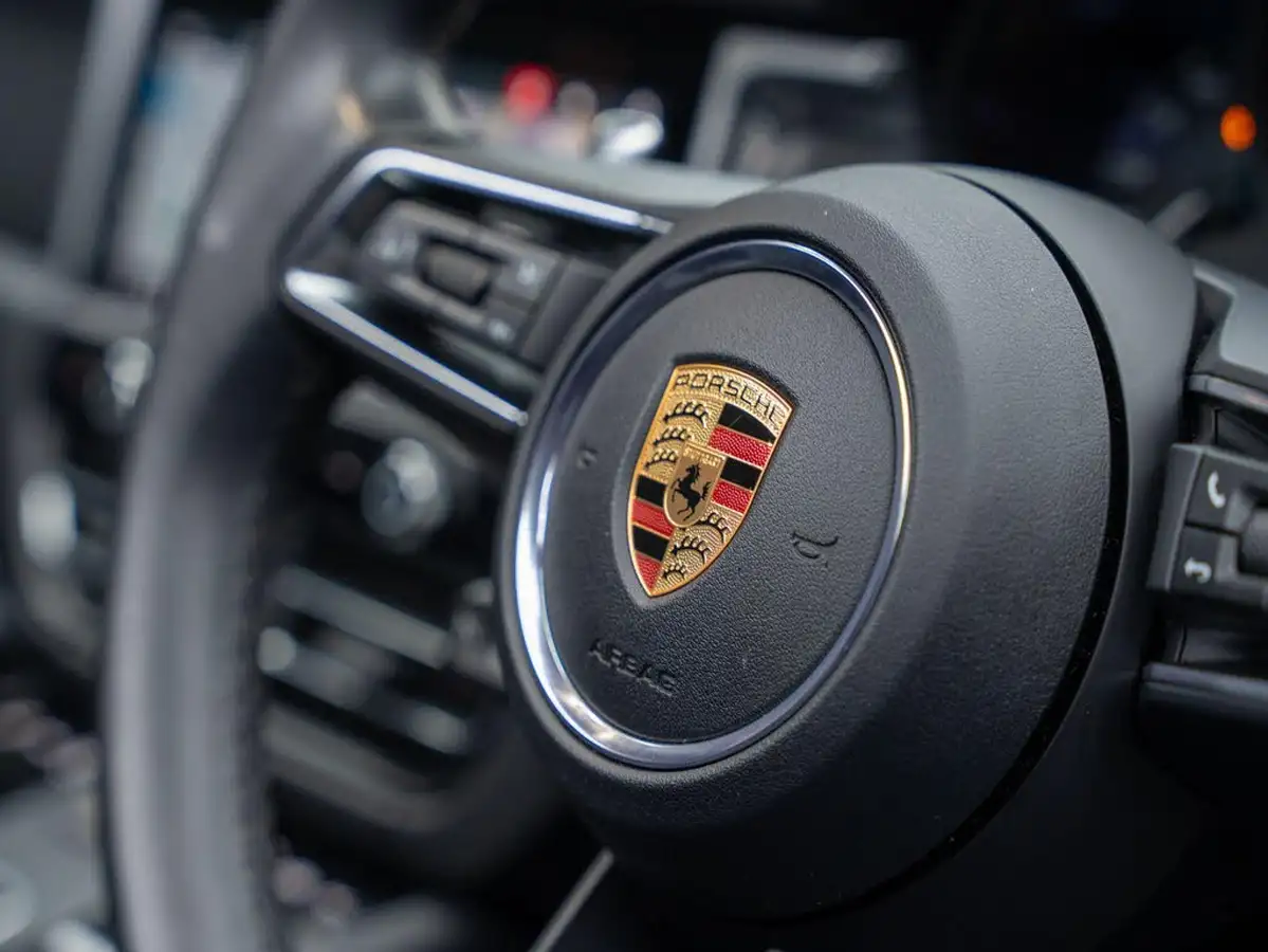 2022-porsche-macan-20-big-34