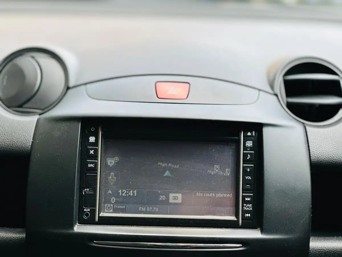 2012-mazda-mazda2-13-venture-big-16