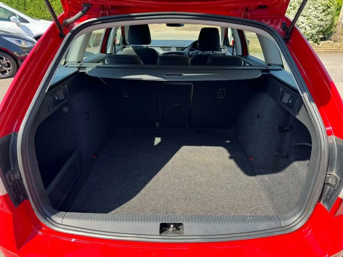2019-skoda-octavia-16tdi-se-technology-estate-big-19