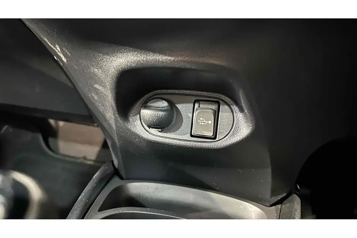2018-toyota-yaris-15-vvt-i-icon-tech-111bhp-1496cc-cvt-big-38