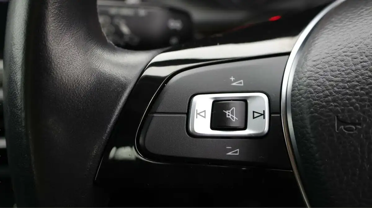 2018-volkswagen-polo-10-se-65ps-big-21