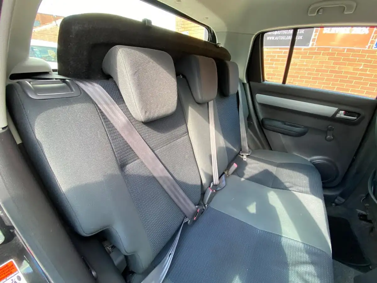 2009-suzuki-swift-13td-big-36
