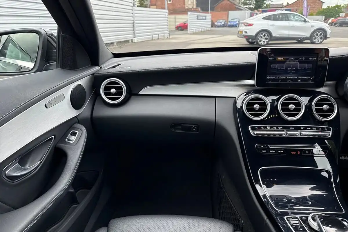2015-mercedes-benz-c-class-20-c200-amg-line-184ps-ss-saloon-4d-7g-tronic-plus-big-19