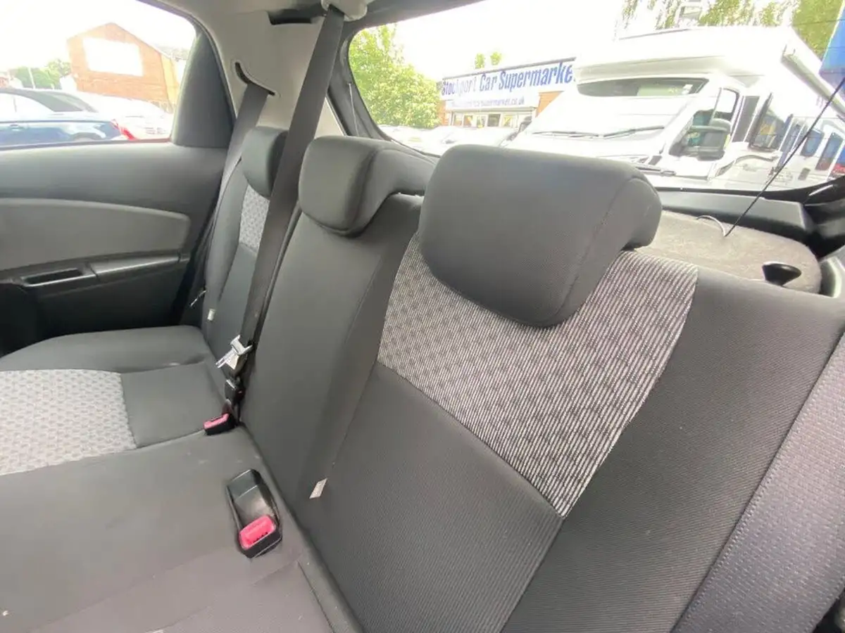 2015-toyota-yaris-133-icon-vvt-i-5d-big-23