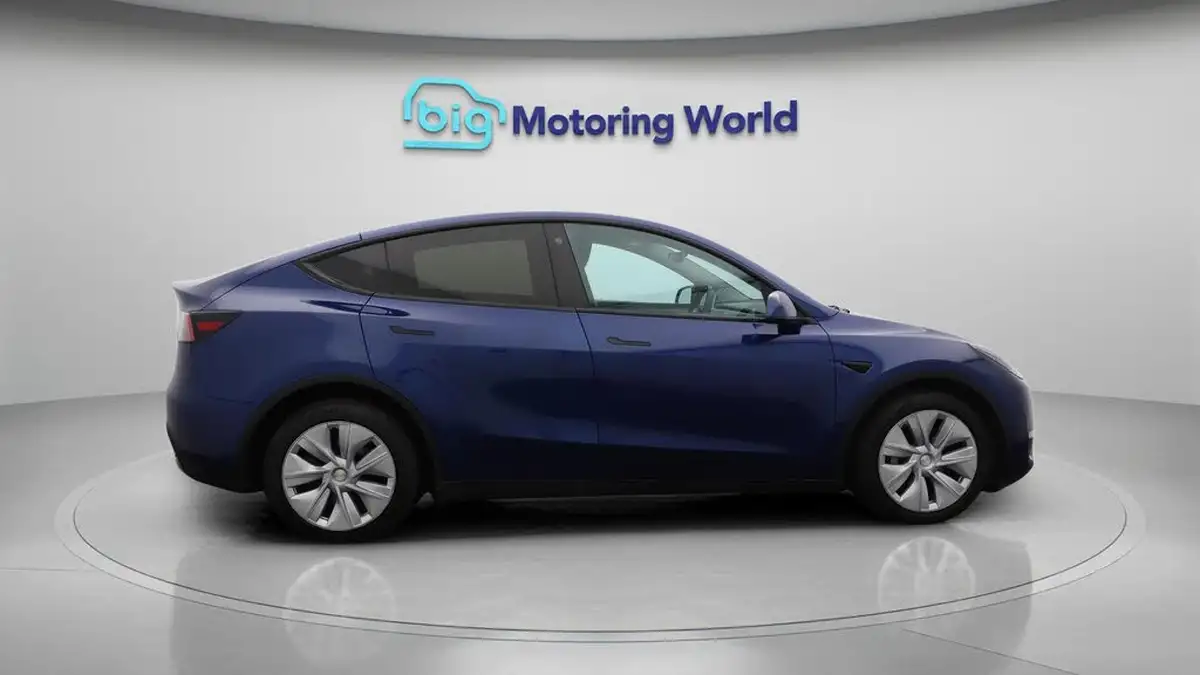 2022-tesla-model-y-e-long-range-big-8