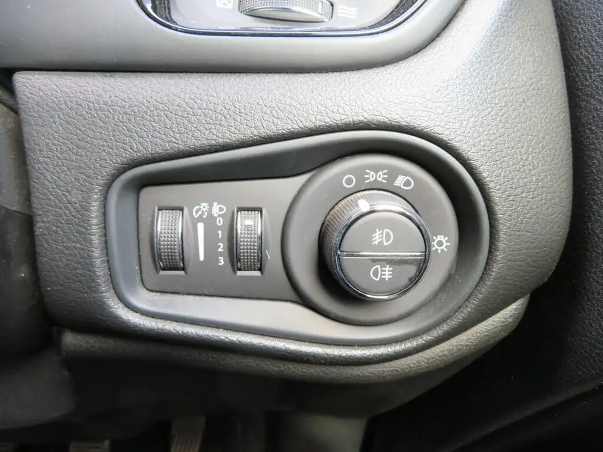 2021-jeep-renegade-10-gse-night-eagle-big-25