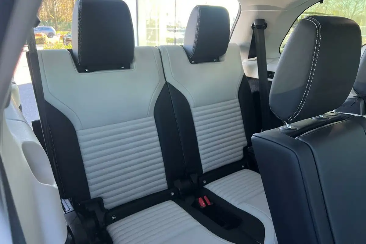 2024-land-rover-discovery-30-d350-dynamic-hse-big-32