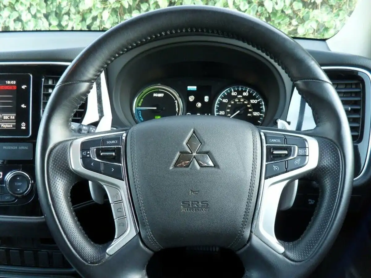 2017-mitsubishi-outlander-20-juro-phev-big-23