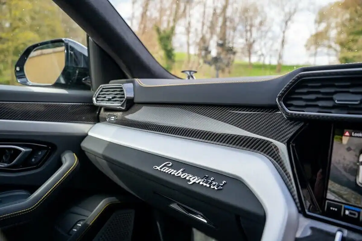 2020-lamborghini-urus-40-no-trim-big-37