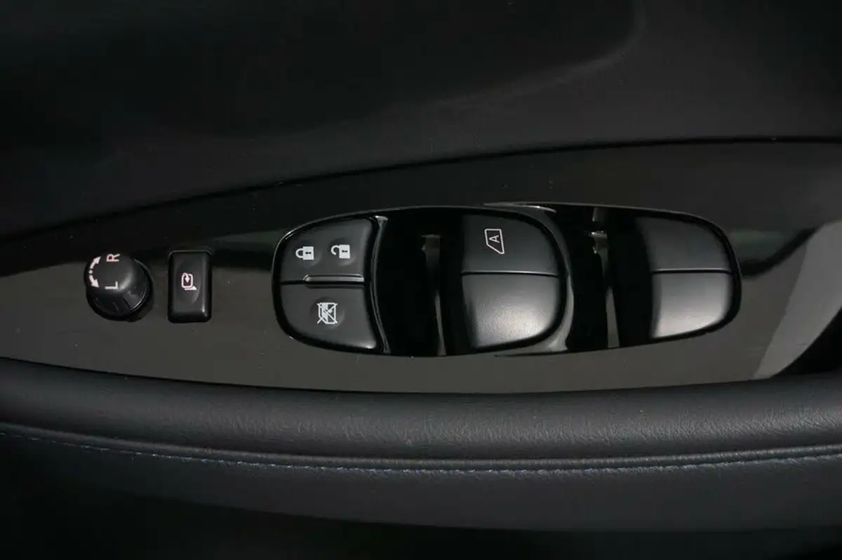 2023-nissan-leaf-e-tekna-39kwh-big-17