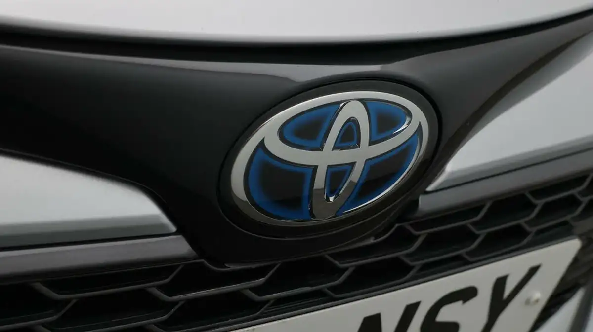 2023-toyota-corolla-18-vvt-i-icon-tech-spare-wheel-touring-sports-5d-big-23